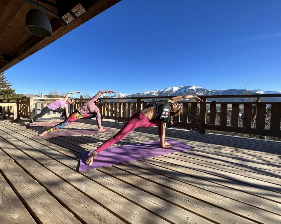 Yoga en plein air a la montagne